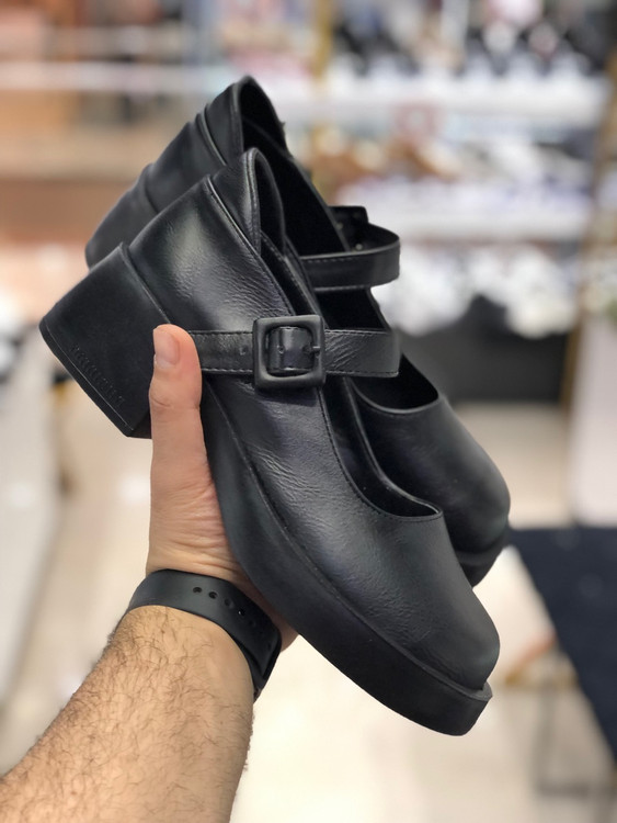 عروسکی پاشنه دار