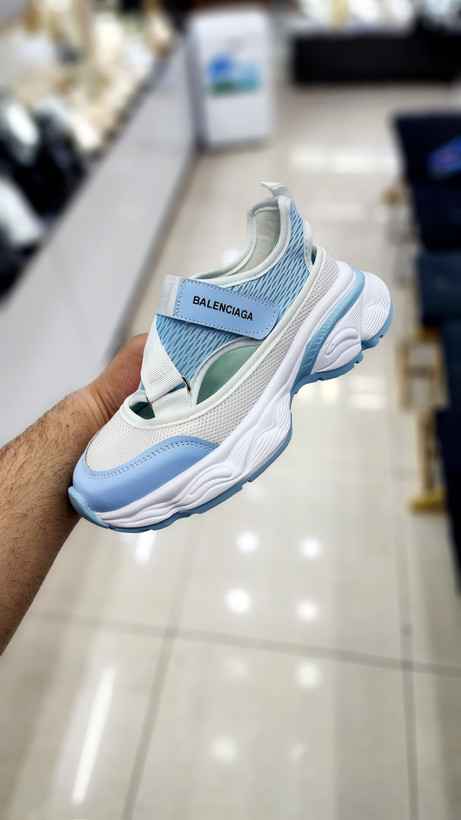 کتونی رنگ آبی خاص