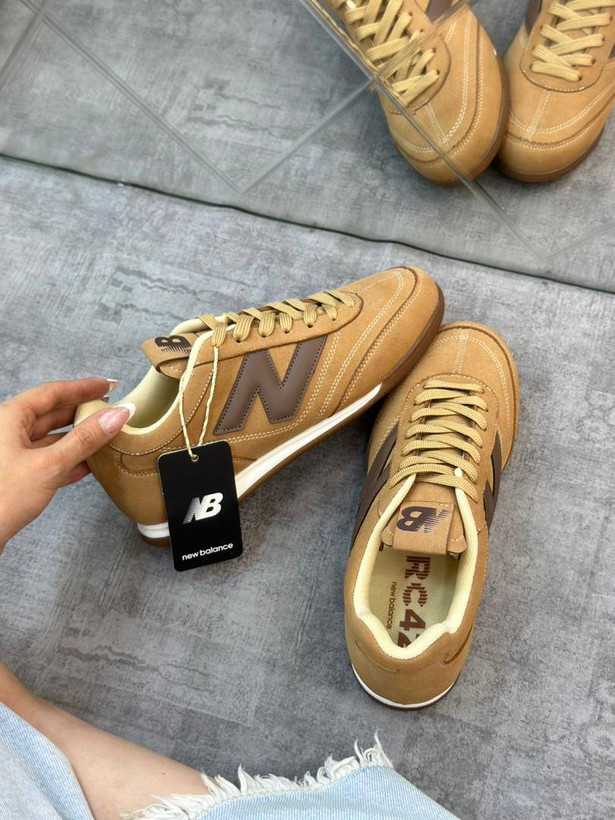 کتونی قهوه ای رنگ ترند امسال