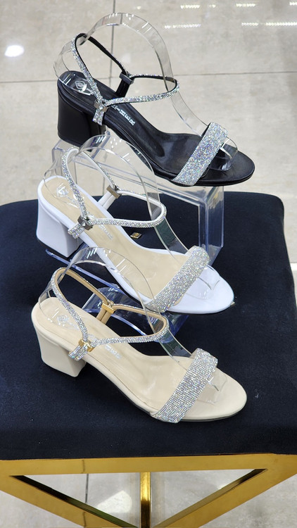 در سه رنگبندی مشکی کرم سفید