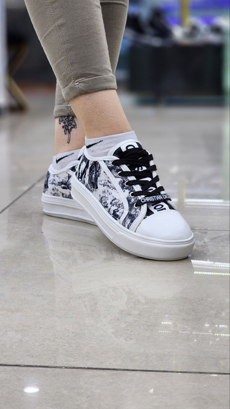 کتونی مارکدار دیور با طراحی خاص و شیک