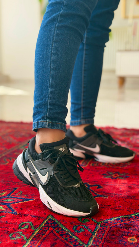 کفش سفید مشکی خوشگل و ترند امسال